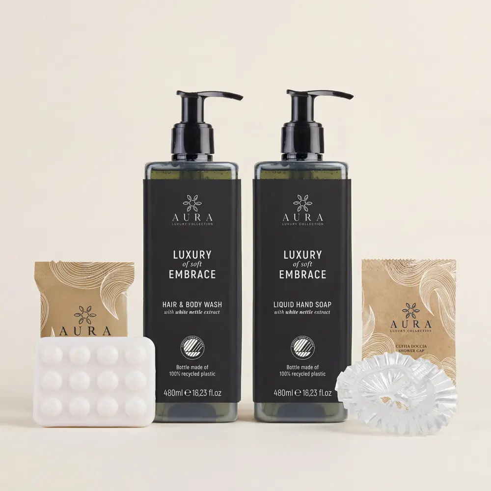 Kit cortesia bagno da 4 dispenser gel doccia 480 ml + 4 dispenser shampoo 480 ml cert. Nordic Swan Ecolabel con staffe +100 bustine igiene intima 20ml + 25 paia ciabatte imbustate