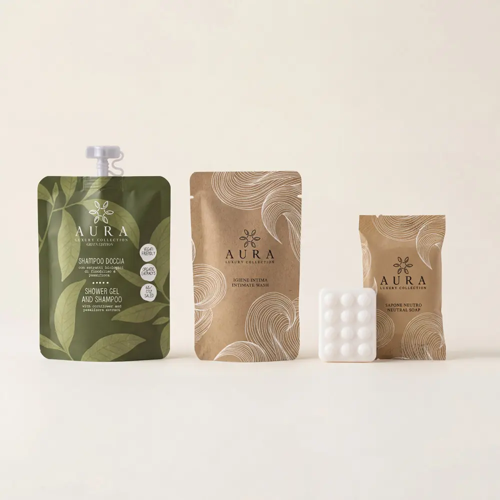 Kit cortesia bagno da 150 pezzi composto da 50 bustine shampoo doccia 30 ml richiudibili, 50 bustine igiene intima, 50 saponette 20 gr + OMAGGIO fasce garanzia igiene WC e 12 cartello appendiporta "don't disturb"