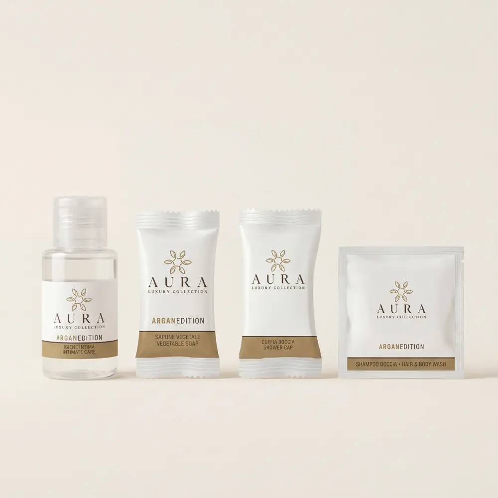 Kit cortesia bagno da 295 pezzi: 100 Bustine doccia shampoo da 10 ml, 70 flaconi igiene intima da 20 ml, 40 cuffie monouso, 85 saponette da 9 gr e 500 Fasce Garanzia in Omaggio!