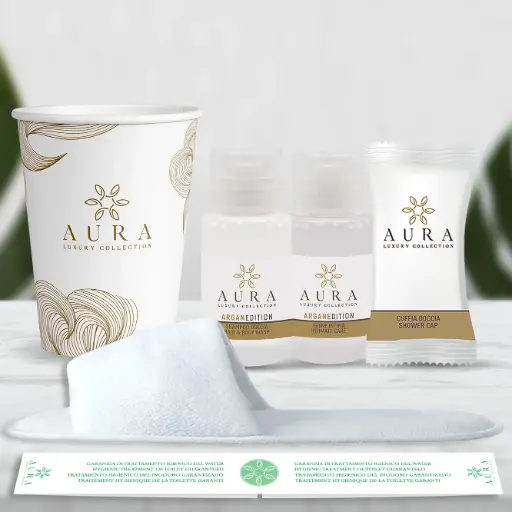 [BUND0167] Kit cortesia bagno da 290 pezzi: 70 flaconi shampoo doccia, 70 flaconi igiene intima, 40 cuffie, 50 bicchieri cartoncino imbustati, 20 paia di pantofole + OMAGGIO 500 fasce garanzia igiene WC