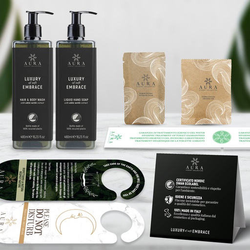 [BUND0309] Kit cortesia bagno da 4 dispenser gel doccia 480 ml + 4 dispenser shampoo 480 ml cert. Nordic Swan Ecolabel con staffe +100 bustine igiene intima 20ml + 25 paia ciabatte imbustate